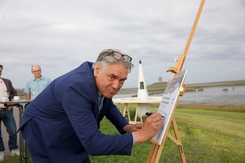 Wethouder Steijaert zet handtekening bij Groot Saeftinghe